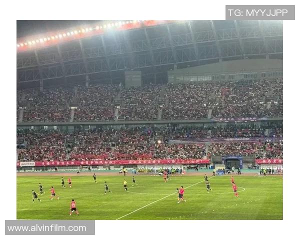 足球明星激情时刻向观众扔出球衣引发热烈欢呼与互动盛况